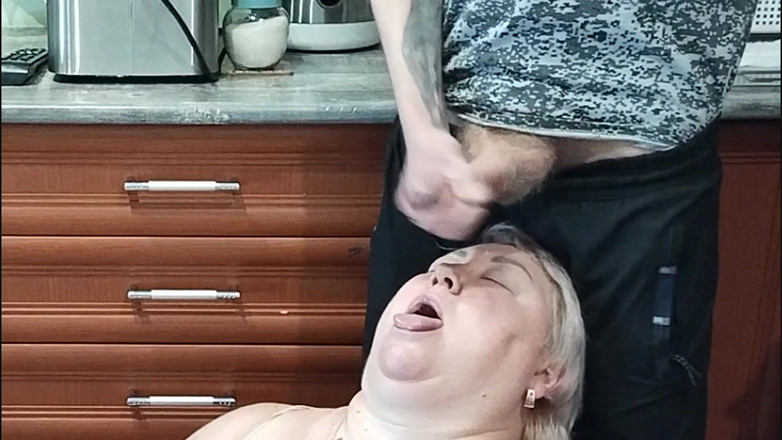 Zona901: キッチンでペニスをオナニーした後の義母の口の中の熱い精液