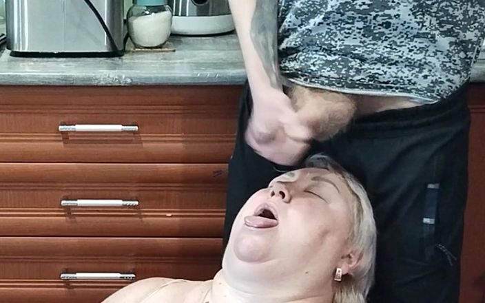 Zona901: Горячая сперма в рот тещи после дрочи хуя на кухне
