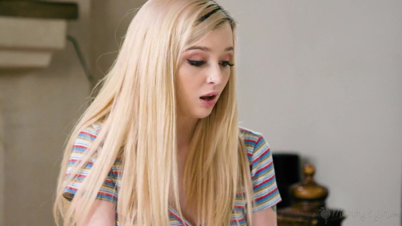 Mommy's Girl: Awek ibu tiri - Si blonde kecil molek Lexi Lore ditangkap...