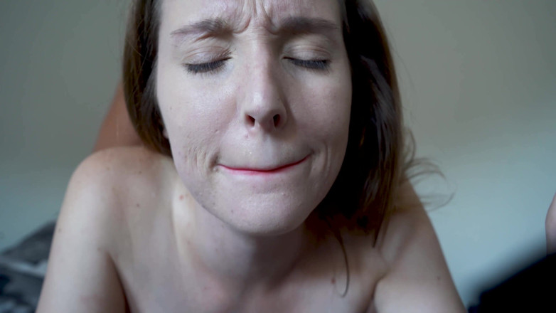 Alicia Robertz: Brünette roter lippenstift pOV blowjob &amp;enge muschi creampie