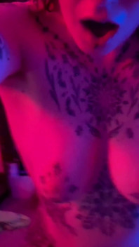 女神女王が69エクスタシーで彼の顔に乗って爆発的な顔座りオーガズムを迎える