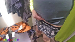 Funnyboy-Ger: 我在服装店试衣间里，面对几面镜子，手淫着粗壮的包皮阴茎