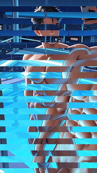 Chico de gimnasio desnudo erecto, selfie en el espejo de la piscina infinita