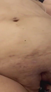 Une chatte ligotée aux yeux bandés se fait fourrer par un fouet sexuel et gémit, orgasmes avec squirt