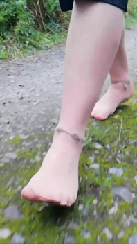 Nylonfüße Machen Einen Spaziergang in Der Natur