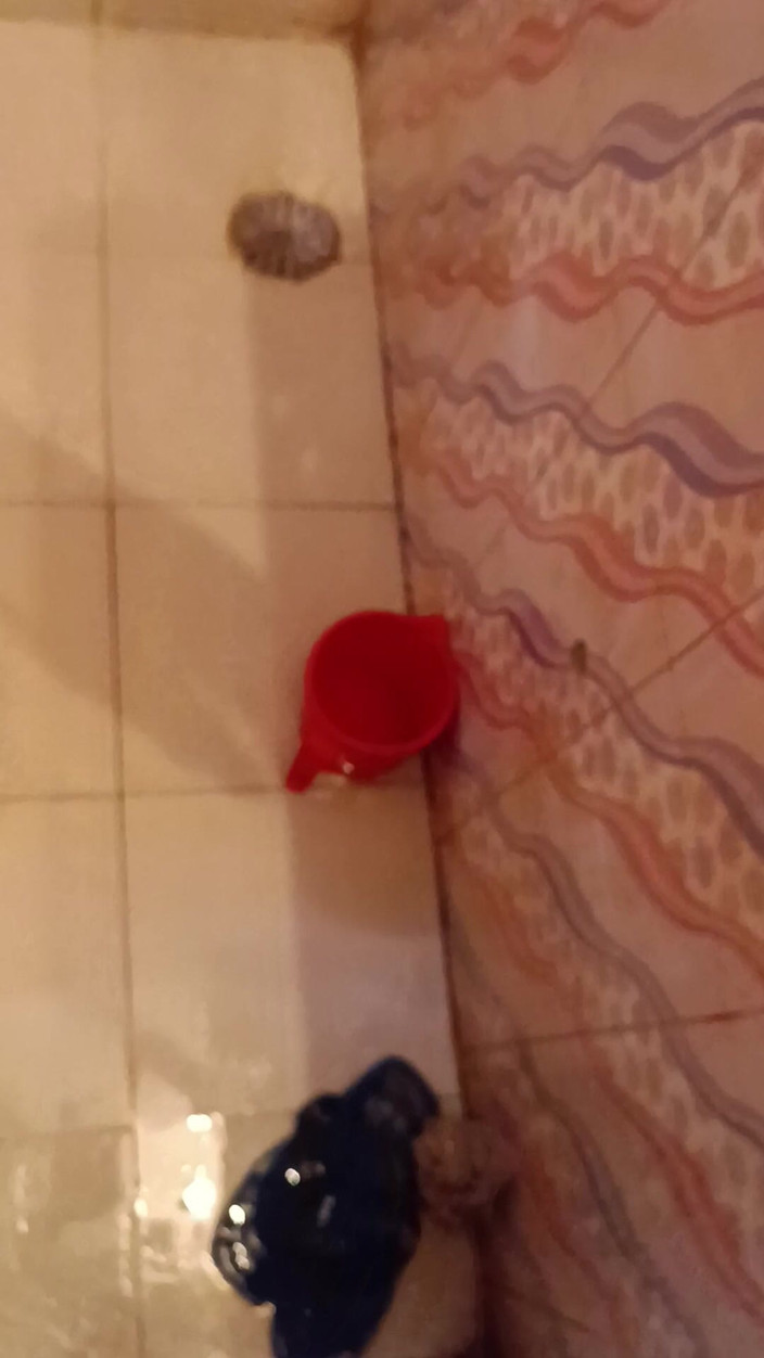 a-adix: Stai în baie.doar Un bărbat.videoclip sexxx