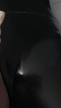 Des jeux amateurs spontanés en latex dans une chambre d’hôtel avec mon nouvel amant. Une épouse commune coquine qui voulait en profiter.
