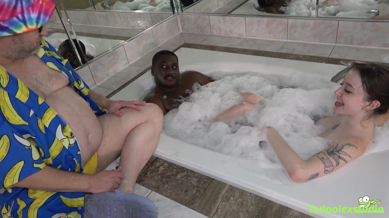 TadpolexStudio: Sugar Daddy của Sunny Daze cho cô ấy một bbc