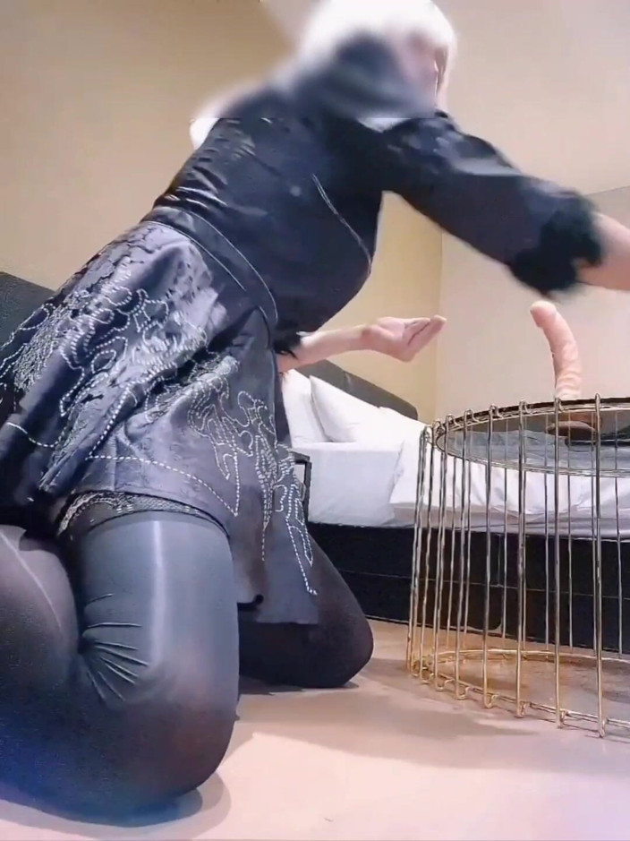 Harinni: 2b Cosplayer Stimulates Her Fat Cock While Deepthroats Too Deeply...