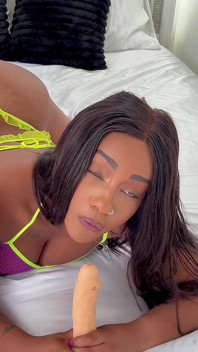 Em primeiro plano - pequena morena faz boquete desleixado