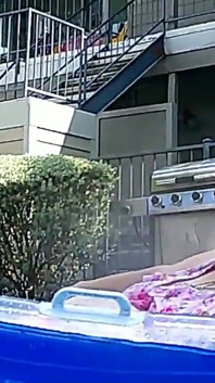 Hemşire Vicki havuz başında yeni bikinisini model ediyor sonra sana teşhir ediyor