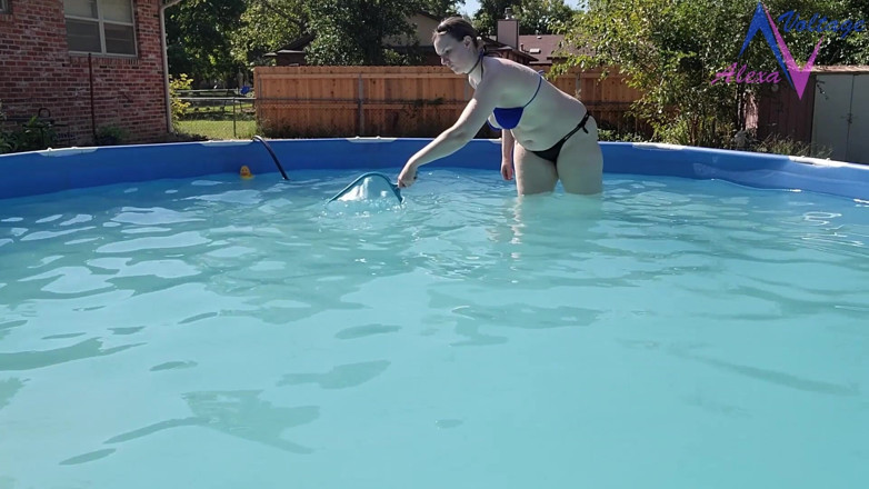 Alexa-Voltage: Pulizia della mia piscina in bikini