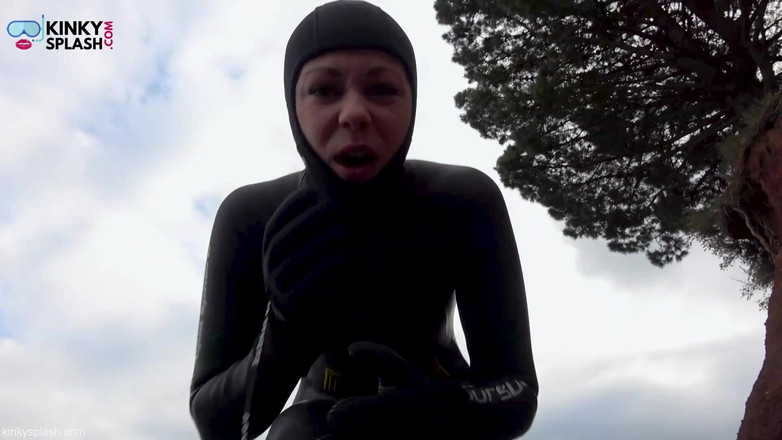 UKCuteGirl: Giantess de traje de mojado encuentra un pequeño juguete para...