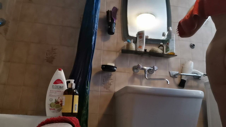 Nicoletta Embassi: อาบน้ําด้วยน้ําอุ่น, Lather และฉี่ผิวอวบและตด