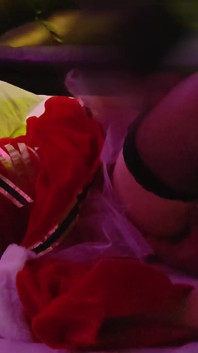 Gadis imut dengan kostum cosplay natal ini lagi asik nyepong kontolnya dengan erotis! Amatir. Creampie