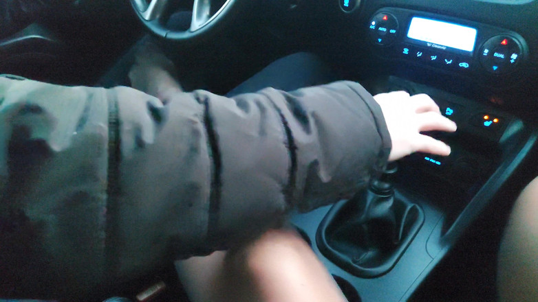 Step Mommy: Gorąca dojrzała macocha w pończochach daje pasierbowi footjob w samochodzie,...