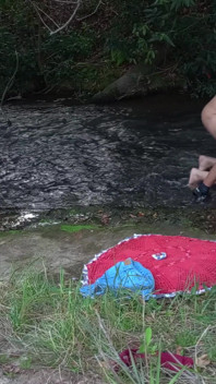Die Begegnung mit einem Fremden an einem Wasserfall endet mit Sex.