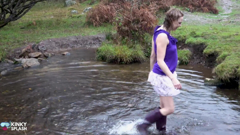 UKCuteGirl Lucy Lauren: Welly Sploshing in Boots and No Panties!