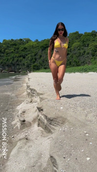 Sexy Bikini Giallo Esibizionismo E Divertimento Pubblico