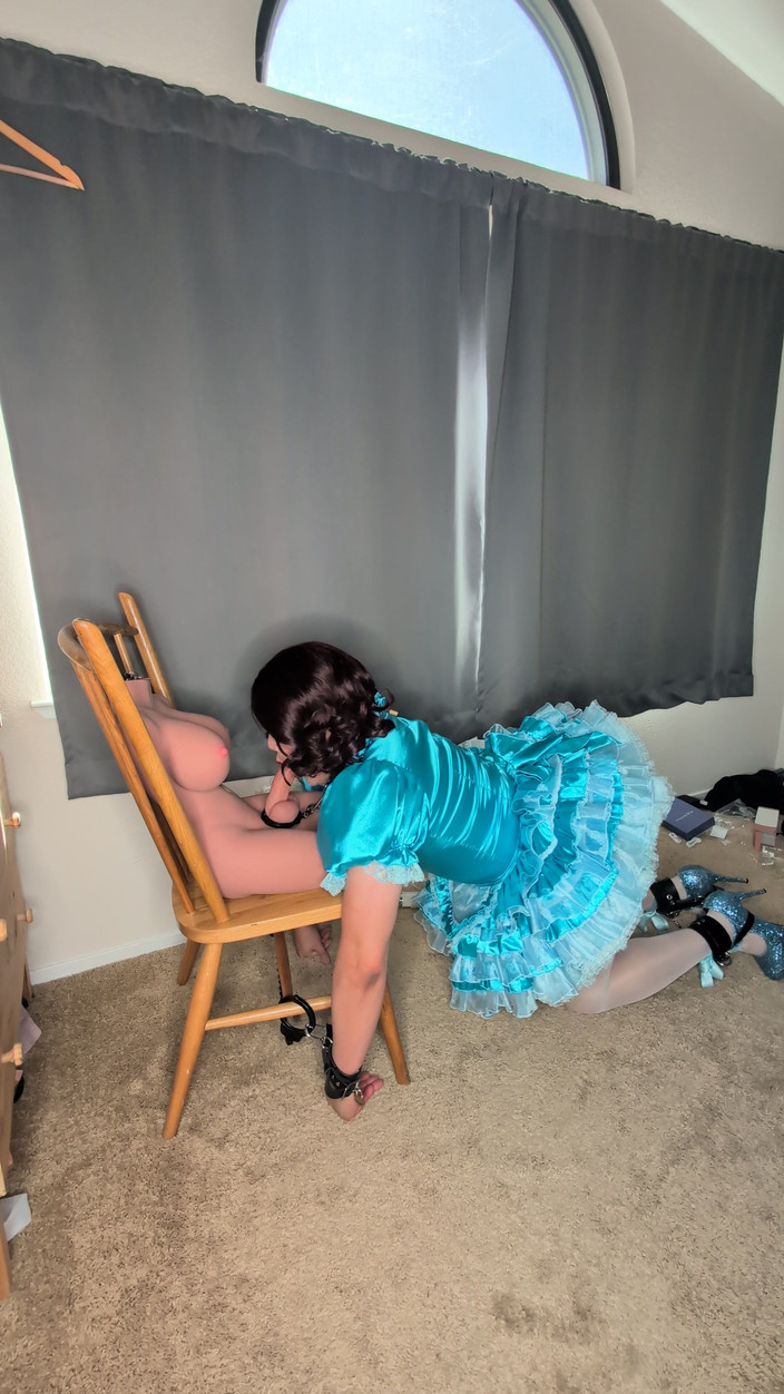 Sissy Candy: Sissy Maid får sin krage låst till sin dockas kuk!
