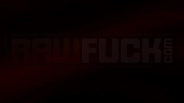 Raw Fuck: 핫한 창녀가 나이 많은 덩어리에게 따먹혀