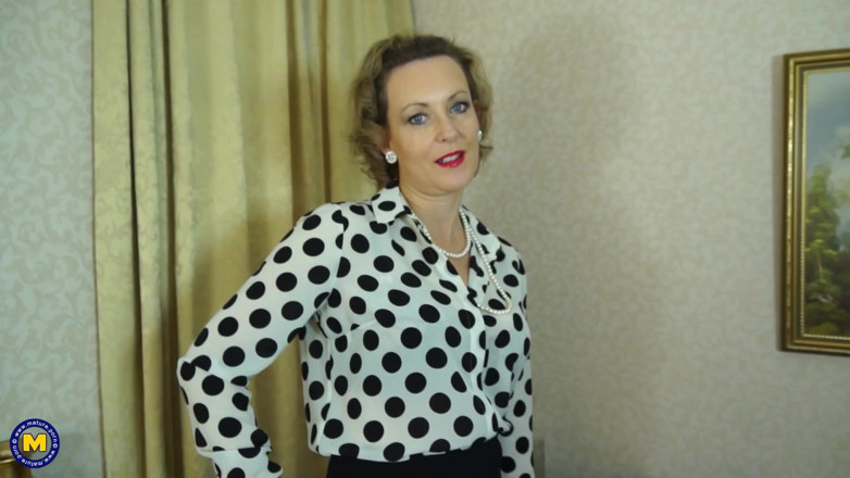 Mature NL: İç çamaşırlı seksi olgun betsy blue
