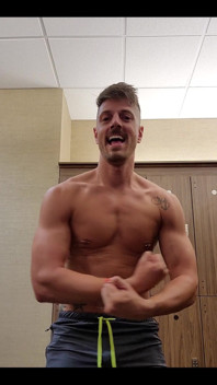 Vroege ochtend flex na een intense armdag