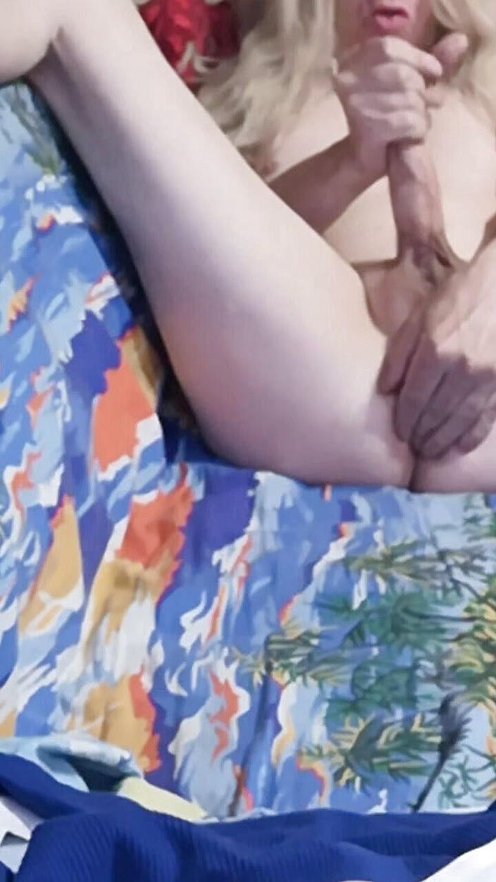 Angelina TS sissy: Angelina ts phục tùng với bộ ngực nhỏ xuất tinh...