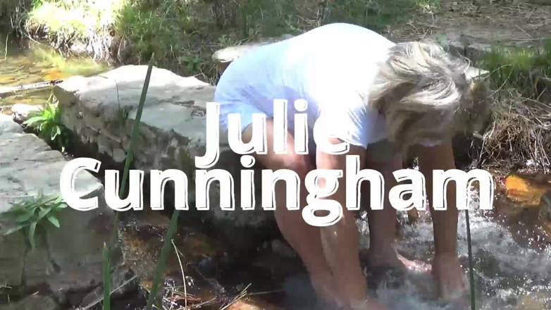 Julie Cunningham: Membasuh tetek kotor dalam stream