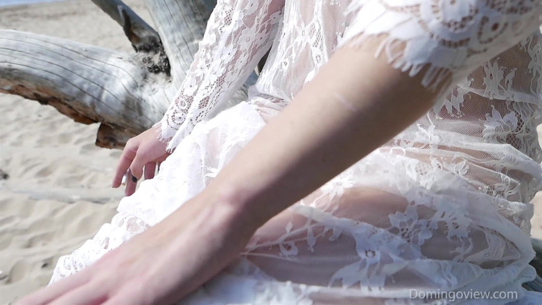 Domingo View: Mia Luna Watch Me