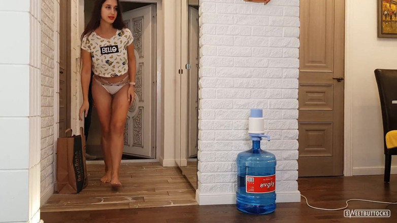 SweetButtocks: 배달원과 팬티 없이 장난
