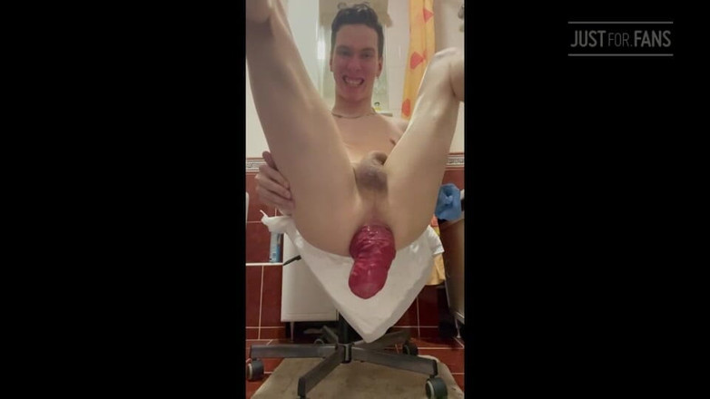 IncredibleGuy: Un video hot con un enorme prolasso anale in bagno