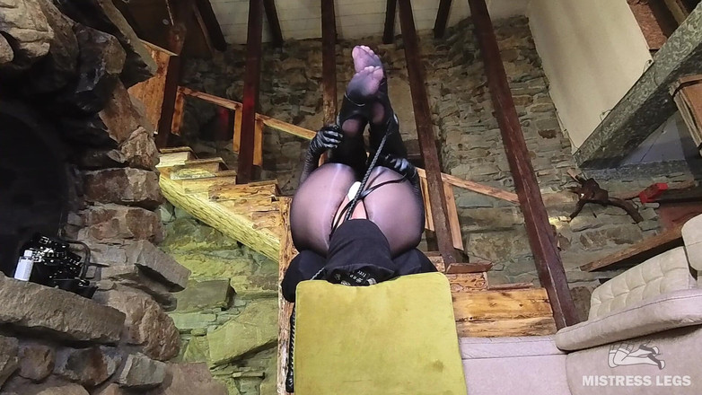 Mistress Legs: Ateşli yüze oturmadan sonra sahibe naylon göt sürprizi: kölenin ağzına...