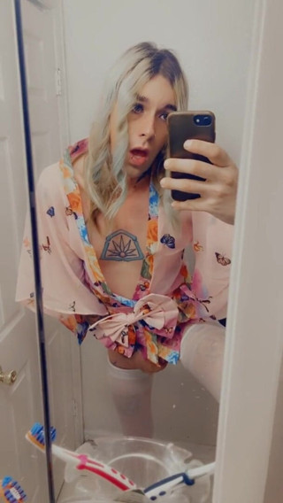 CarmenMelatonin: Kimono kiss hatun yarak istiyor