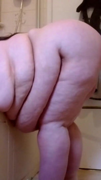 Ssbbw khỏa thân làm sạch góc nhìn camera dưới