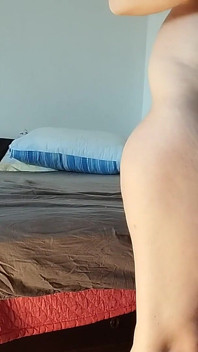 Sexy morena se prueba pantimedias
