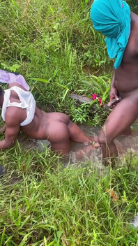 Sex in einem sumpfigen fluss, der von wilden büschen abgerundet wird