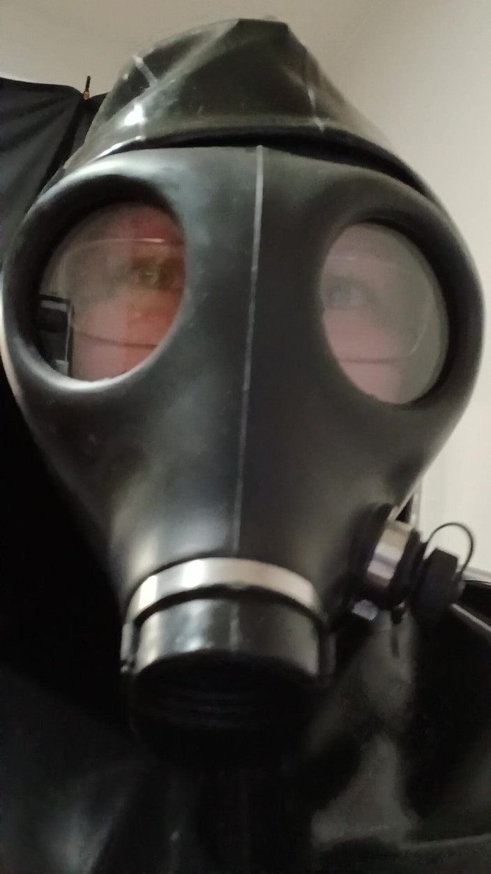 Latex Boy: Isreali Gasmask, látex, chándal se corre