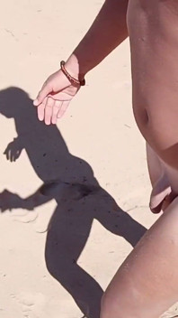 Deuxième jour à la plage, nue et en train de frimer sous les yeux des gens autour de moi qui regardaient.