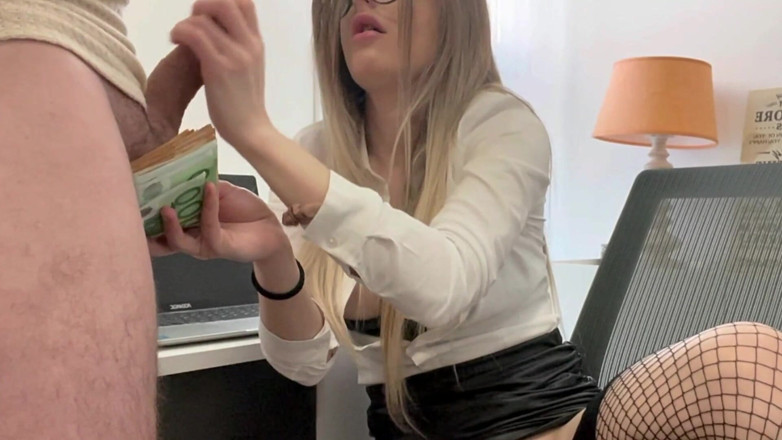 LaraRussian Doll: Thư ký ngực đầy ngực bú dương vật sếp để lấy tiền!
