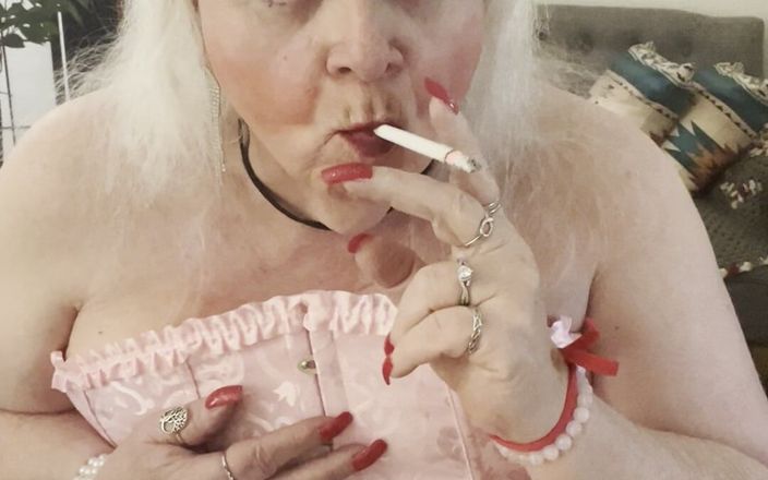 Constance: Mijando em rosa e fumando