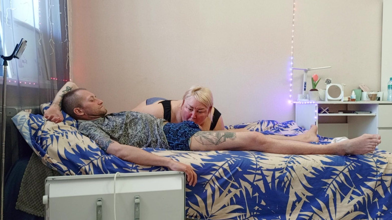 Zona901: Üvey annem ağzına ateşli kalın dölle boşalana kadar sikimi emiyor