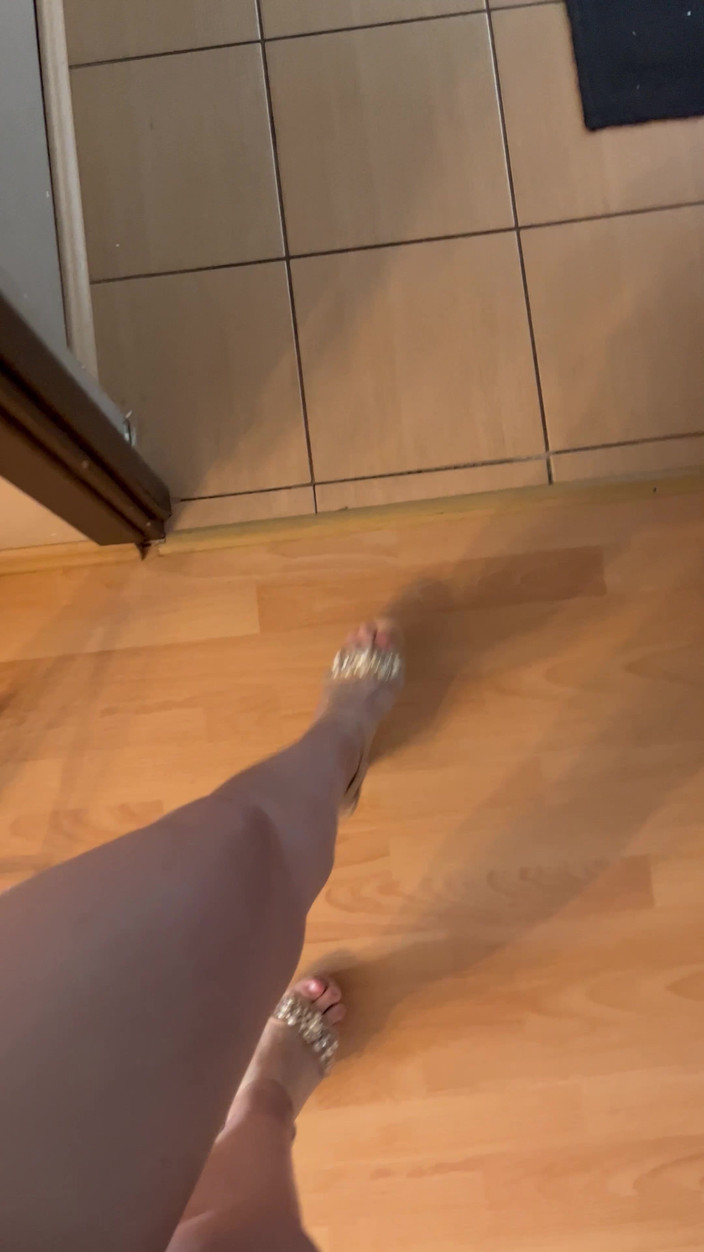 Feet: Pov: jalan-jalan dengan sepatu hak tinggi di apartemen