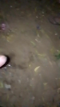 Sousedova sestra si užívá při čůrání v noci, nové video