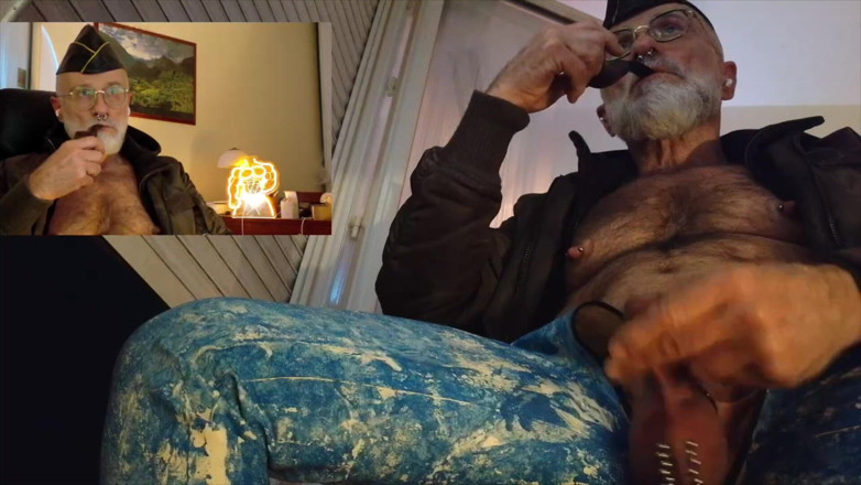 MusclesCigarsFFPig: Papa raucht seine Zigarre und Pfeife, während er sich selbst...