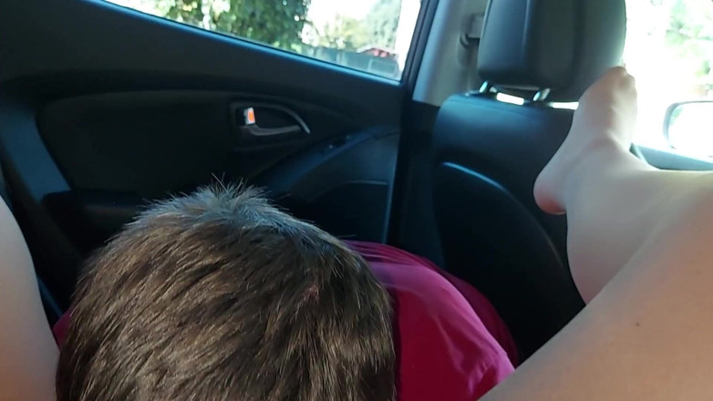 Step Mommy: Mi hijastro me lame el coño en el auto mientras...