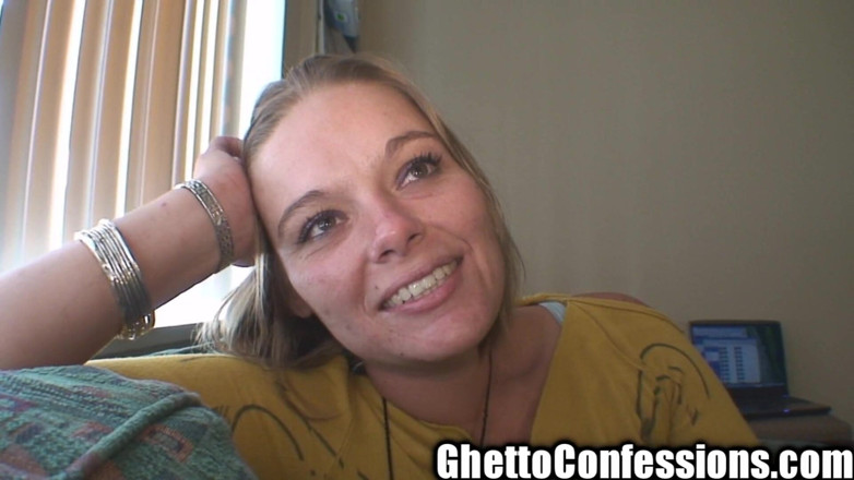 Ghetto Confessions: 快乐辣妹贫民窟婊子很好地吮吸鸡巴！