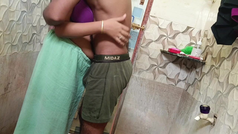 Mami4711: 화장실에서 존나게 핑거링하는 남친! 인도 타밀 핫한 비디오