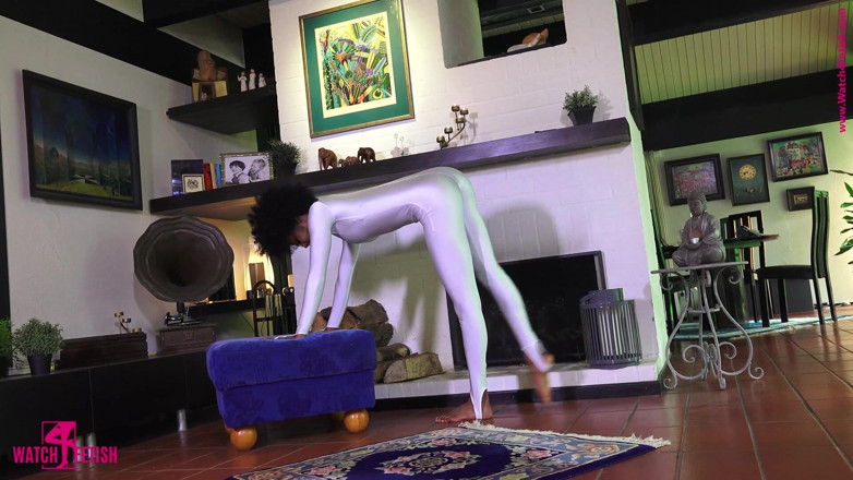 Gymnastic: Beyaz zentai catsuit içinde akrobasi