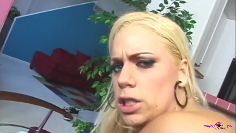 Naughty Black Girls: Ocas na tomto chlapovi byl tak obrovský, že tyto dámy celou...